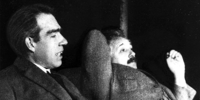 Albert Einstein y Niels Bohr fumando