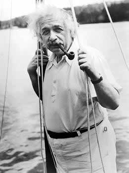 Albert Einstein fumando